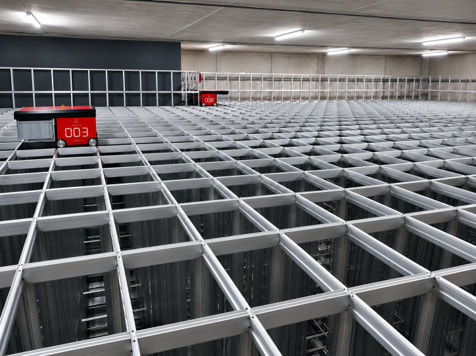 Automatisiertes Kleinteilelager mit Aluminium-Grid und Lagerrobotern