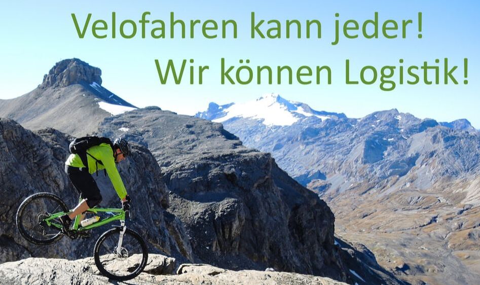 Mountainbiker auf einem Bergkamm mit dem Spruch «Velofahren kann jeder! Wir können Logistik!»