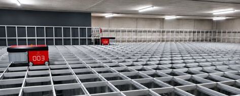 Automatisiertes Kleinteilelager mit Aluminium-Grid und Lagerrobotern